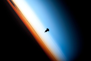 Silhouette de la navette Endeavour au-dessus du Pacifique, le 9 février 2010, lors de la mission STS-130. (définition réelle 6 048 × 4 032)