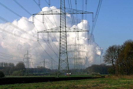 Cumulus homogenitus créé par une centrale au charbon allemande. La vapeur d'eau et des particules contribuent à former un important nuage sur fond de ciel bleu.