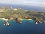 Bờ biển với bãi cát của Fernando de Noronha.