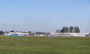 Terminal und Hangars aus Runway-Sicht