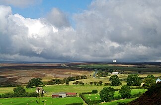 Fylingdales Moor mit Straße A170, im Hintergrund Fylingdales RAF