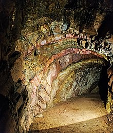 Gesteinsschichten im Berg