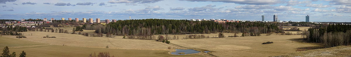 Vy från Granholmstoppen mot nordost mars 2016. Längst till vänster syns Akalla och Husby, längst till höger Victoria Tower, Kista torn och Kista Science Tower. I förgrunden sträcker sig Igelbäckens naturreservat.