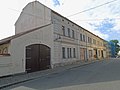 Wohnhaus, nach rechts in geschlossener Bebauung mit Nr. 2a (Teile des Kretscham), mit Läden mit originalen Fronten und Treppe zum Mühlgraben