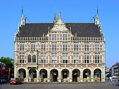 Oude Raadhuis (1628; na verwoesting in WO II in 1955 herbouwd)