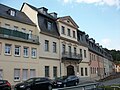 Wohnhaus in geschlossener Bebauung und Hintergebäude im Hof