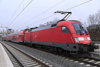 コネヴィッツ駅で停車する182形機関車牽引の二階建列車