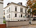 Villa (mit Ausstattung), mit Terrasse, Vorgarten und Einfriedung