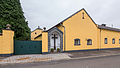 Hummelshof mit Holzkreuz in Nische