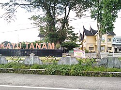 Lapangan Kayu Tanam yang menjadi pusat pemerintahan dan ekonomi Kayu Tanam