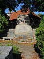 Gefallenendenkmal 1914/18 und umgebender Trockenmauer