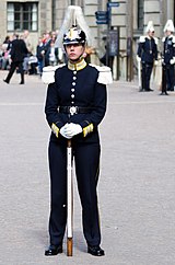Kvinnlig soldat vid Livkompaniet med kask m/1887 för manskap, stor parad med plym m/1887. Detta i samband med Kungens födelsedag 30 april 2012.