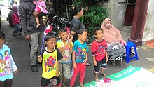 Children are participating in some competition Lomba 17-an 01.jpg