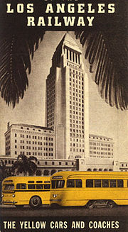 Vue de l'hôtel de ville de Los Angeles. Un tramway et un bus de couleur jaune sont visibles au premier plan en bas.