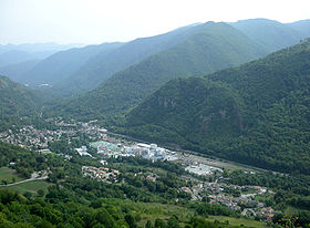 Vue sur Luzenac depuis le château de Lordat (au centre, l'usine de talcs)