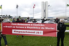 Cartaz em vermelho "Com Bolsonaro e Centrão, o Brasil se tornou a República da Morte. #Impeachment Já"."