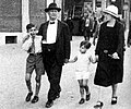 Amb muller i fills (Joan i Josep Maria). Barcelona, 1932