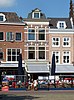 Winkel/woonhuis met Neorenaissancistische dakkapel, in gebruik als horecagelegenheid. (Gouda-Centrum)