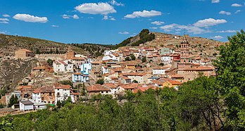 Vista geral da localidade de Monterde, província de Saragoça, Aragão, Espanha. Os patrimônios mais importantes de Monterde, que conta com uma população de 198 habitantes (dados do censo de 2016), são a igreja mudéjar da Assunção de Nossa Senhora (à direita), que data do século XV, e o castelo medieval (à esquerda) do século XIV (definição 7 039 × 3 762)