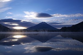 精進湖でみる逆さ富士