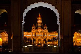 Vue nocturne du palais de Mysore, cité princière opulente du sud de l'Inde.
