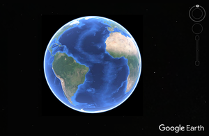 Google Earth 9.3 的截圖。圖片正中央有一個三維地球模型。左側為工具列，提供搜尋等功能。圖片底部附有版權聲明、當前經緯度等資訊