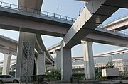 4層構造のJCT。20年間に渡り空間を計算しながら設計された[2]