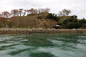 能島城跡。正面頂部が本丸跡。能島西側海上より2016年11月撮影。