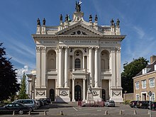 Fasad yang meniru Basilika Lateran