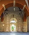 La porta Veneta del Broletto, vista dal porticato interno d'epoca gotica