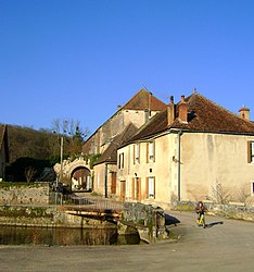 The chateau gate in L'Isle-sur-Serein