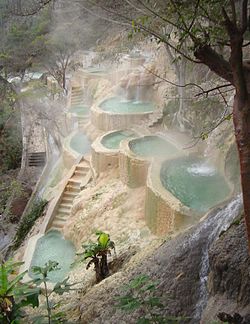 Lépcsőzetes elhelyezkedésű fürdőmedencék, Grutas Tolantongo