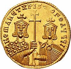 Gold coin depicting two men (Romanos I Lekapenos on the left and Christopher on the right) with diadems, both of whom are holding a singular patriarchal cross. The figures are encircled by text.