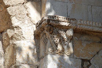 Départ de la corniche du bras droit du transept ornée d'une petite frise de dents d'engrenage et d'une frise de tresses.