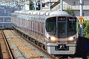 安治川口駅付近を走行する323系による普通列車 （2017年9月）