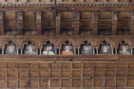 Holzdeckenfries mit Heiligenfiguren