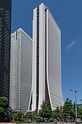 东京天空的蚓厄在盘旋，在新宿的视野中，日本财产保险总公司大楼显得格外醒目。