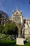 Skulptur av Johannes Paulus II utanför Notre-Dame de Paris.