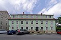 Wohnhaus (Nr. 2) und hintere Bauten (Nr. 2a) um einen Innenhof, mit Garten, Pergola, Gartenvase, Einfriedung und Tor