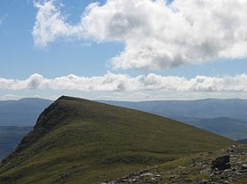 Vue du sommet du Càrn Dearg depuis le Càrn Bàn.