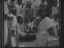 Файл: фестиваль Тимити в храме Шри Мариамман, Сингапур - 1913.ogv
