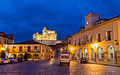 Plaza mayor con el ayuntamiento y el castillo al fondo