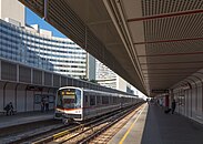 Metrostel type V in het station.