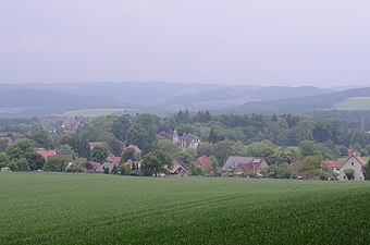 Gezicht vanaf de Löhlberg op dorp en kasteel Wendlinghausen