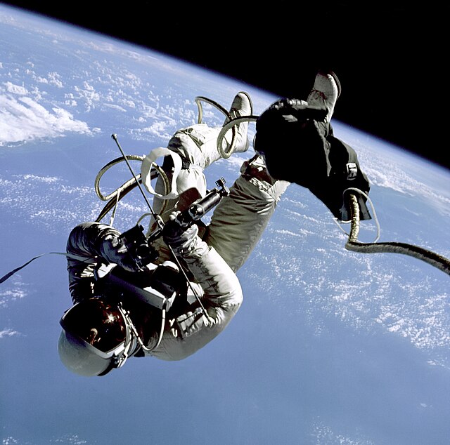 Ed White em seu passeio no espaço na missão Gemini IV.