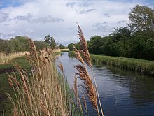 фотография сельской местности, с водой, ограниченной травой