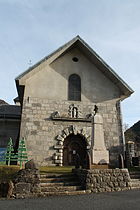 Façade de l'église Notre-Dame-de-l'Assomption (1806) et le monument aux morts.