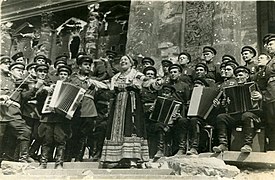 Ruszlanova 1945. május 2-án, a Reichstag lépcsőin