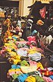 Vêtements multicolores sur le marché de Sangha, 1992