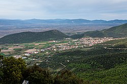Дранич, снимано от крепостта Вранокастро. На заден план Драмското поле и планината Чалдаг